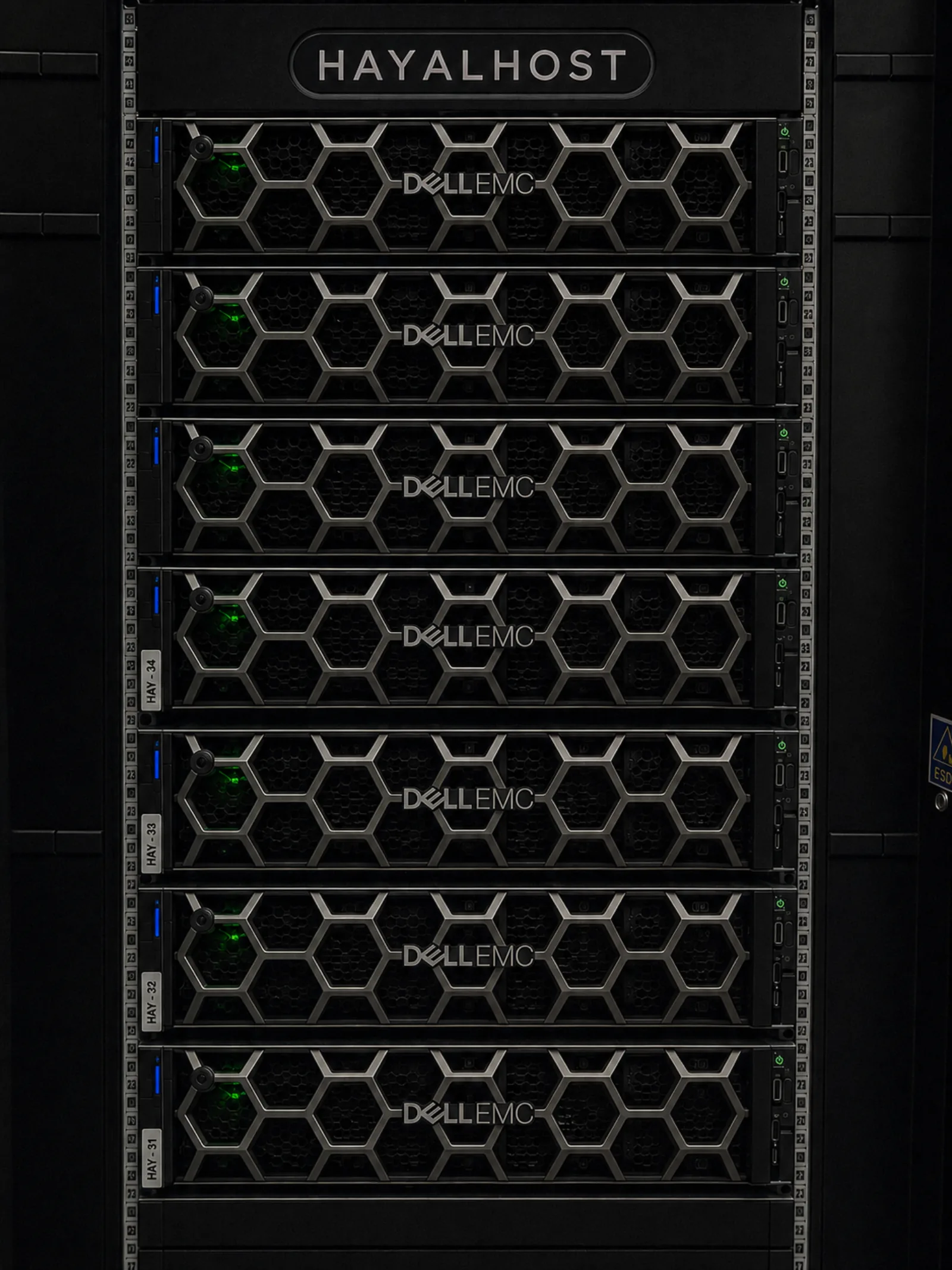 Hayalhost etiketli kabinde çalışan Dell EMC sunucuların ön yüzü